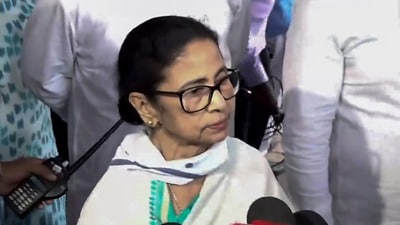 কাউন্সিলরের বাড়িতে গিয়ে দেখা করে এলেন তৃণমূল সুপ্রিমো মমতা বন্দ্যোপাধ্যায় স্বয়ং। (PTI) কাউন্সিলরের বাড়িতে গিয়ে দেখা করে এলেন তৃণমূল সুপ্রিমো মমতা বন্দ্যোপাধ্যায় স্বয়ং। (PTI)