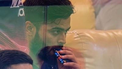 ఈ సిగరెట్ తాగుతున్న రియాన్ పరాగ్