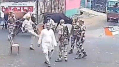 তৃণমূল কংগ্রেসের কাউন্সিলরের চেয়ারে লাথি পুলিশকর্মীর। তৃণমূল কংগ্রেসের কাউন্সিলরের চেয়ারে লাথি পুলিশকর্মীর।
