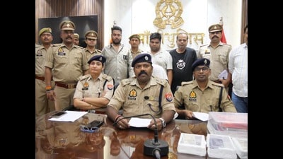 The arrested accused in police custody (HT Photo) The arrested accused in police custody (HT Photo)