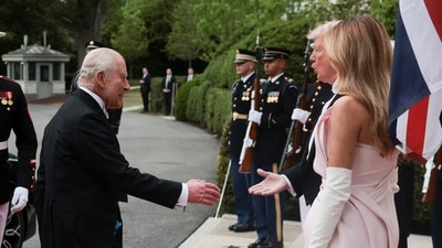 U.S. President Donald Trump and first lady Melania Trump welcome Britain's King Charles and Queen Camilla (not pictured) at the South Portico as they arrive for a state dinner at the White House in Washington, D.C., U.S., April 28, 2026. REUTERS/Evelyn Hockstein (REUTERS)