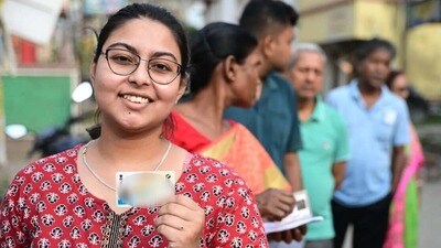 দ্বিতীয় দফায় সকাল-সকাল উত্তর ২৪ পরগনায় ভোটের লাইনে এক যুবতী। (ছবি সৌজন্যে, ফেসবুক Chief Electoral Officer West Bengal) দ্বিতীয় দফায় সকাল-সকাল উত্তর ২৪ পরগনায় ভোটের লাইনে এক যুবতী। (ছবি সৌজন্যে, ফেসবুক Chief Electoral Officer West Bengal)