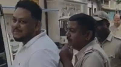 আটক তৃণমূল কাউন্সিলরের নাম মহম্মদ ইনাম। আটক তৃণমূল কাউন্সিলরের নাম মহম্মদ ইনাম।