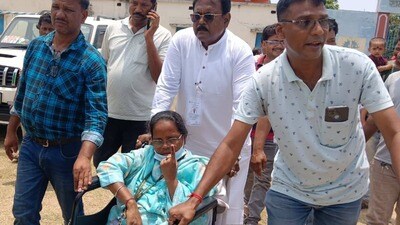 হুইলচেয়ারে বসেই ভোট দিলেন TMC সাংসদ (সৌজন্যে ফেসবুক )