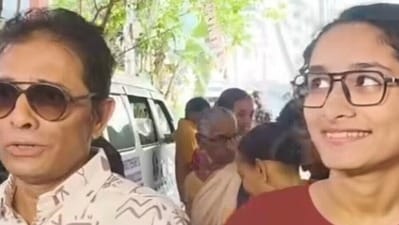 মেয়ের প্রথম ভোটে সঙ্গী দেবপ্রতীম