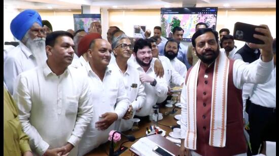 Chief minister Nayab Singh Saini takes a selfie with farmers’ delegation from Naraingarh in Chandigarh. (Sourced)