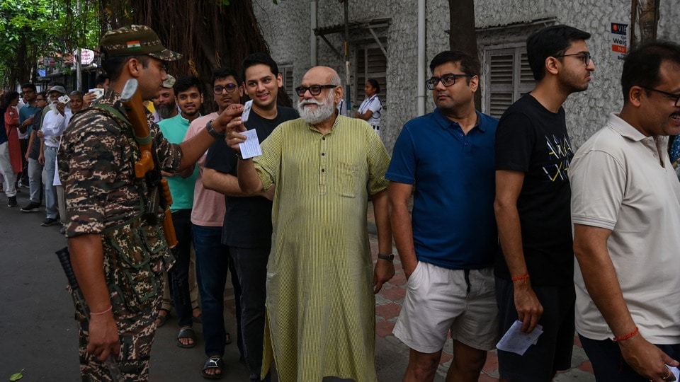 কলকাতায় দ্বিতীয় দফার ভোট। (ছবি সৌজন্যে, সমীর জানা/হিন্দুস্তান টাইমস)