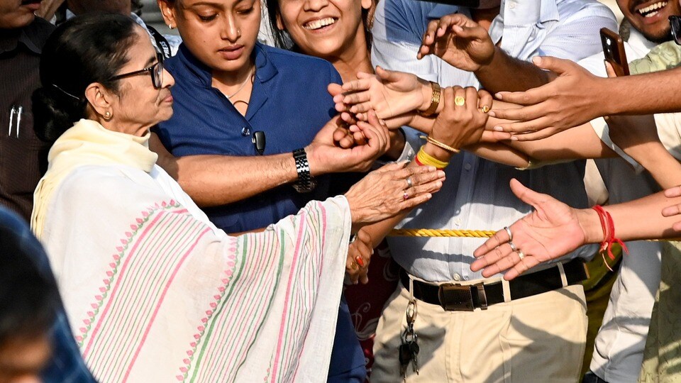 'প্রথা' ভাঙলেন তৃণমূল সুপ্রিমো। (PTI)