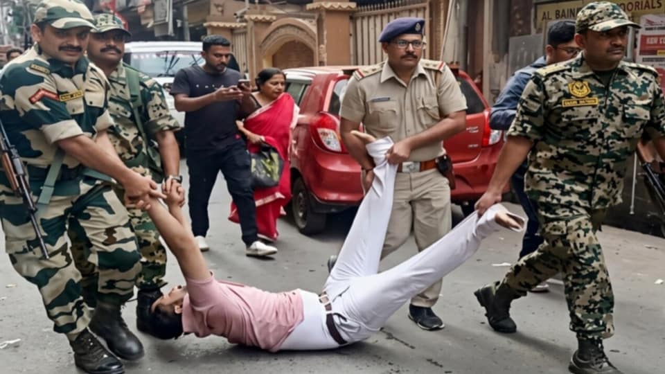 হাওড়ার বালিতে বুথ জ্যাম করার অভিযোগ ওঠে আজ সকালে।