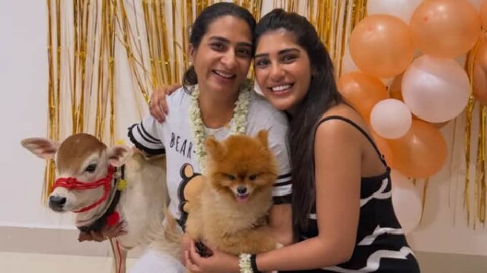 <p>ఈ ఫొటోల్లో తల్లీకూతురు మెడలో మల్లెపూల దండలతో కనిపించారు. ఈ పిక్స్ వైరల్ గా మారాయి. </p>(instagram-_supritha_9)