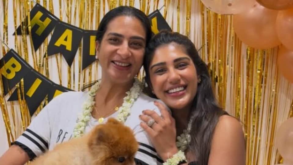 <p>‘హ్యాపీ బర్త్ డే మా ఎవ్రీథింగ్. ఐ లవ్యూ సో మచ్’ అనే క్యాప్షన్ తో సుప్రీత ఈ ఫొటోలు షేర్ చేసింది. </p>(instagram-_supritha_9)