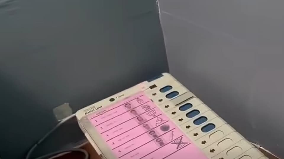 ফলতায় ইভিএমে বিজেপির বোতামের ওপর টেপ লাগানো ছিল বলে অভিযোগ উঠেছে।