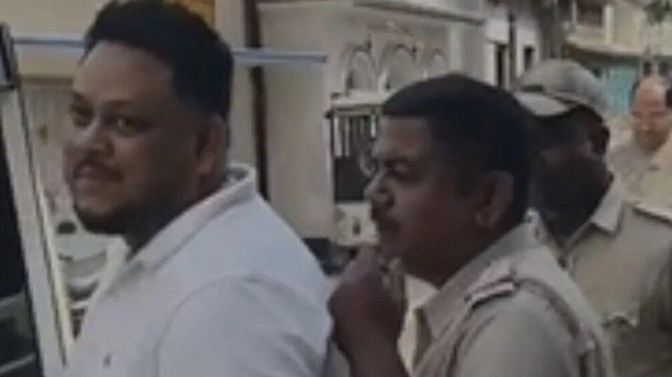 আটক তৃণমূল কাউন্সিলরের নাম মহম্মদ ইনাম।