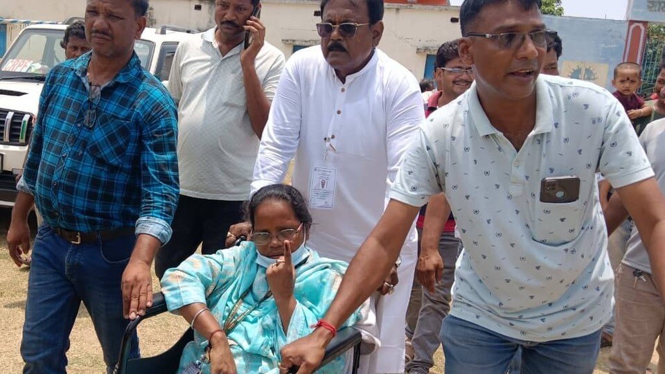হুইলচেয়ারে বসেই ভোট দিলেন TMC সাংসদ(সৌজন্যে ফেসবুক )