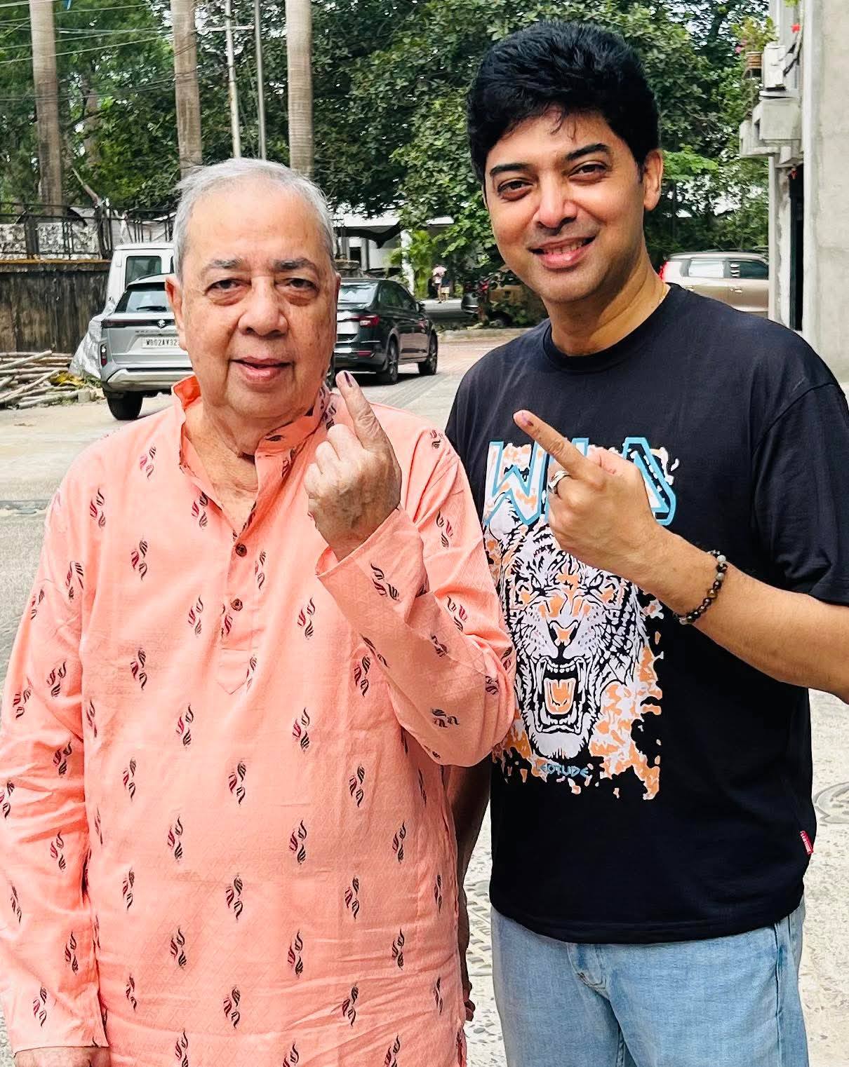 ভাস্বর চট্টোপাধ্যায় ও তাঁর বাবা ভাস্বর চট্টোপাধ্যায় ও তাঁর বাবা