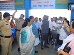 During his visit to Lonavla, Sarnaik took serious note of complaints that one-litre bottles of “Nathjal” drinking water, officially priced at <span class='webrupee'>₹</span>15, were being sold at <span class='webrupee'>₹</span>20. (HT PHOTO)