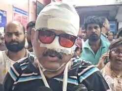 হামলার ঘটনায় জখম হয়েছেন ১২৯ নম্বর ওয়ার্ডের প্রাক্তন কাউন্সিলর ও রাজ্য তৃণমূল কংগ্রেসের সাংগঠনিক সম্পাদক অঞ্জন দাস