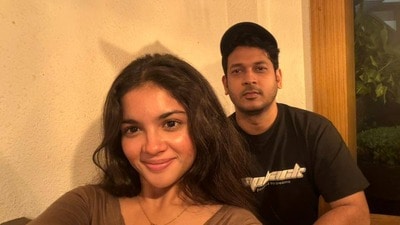 বাবার জন্মবার্ষিকীতে আবেগঘন সাইনা, লাজুকে আগলে সোমরাজ! দিলেন বিশেষ উপহার বাবার জন্মবার্ষিকীতে আবেগঘন সাইনা, লাজুকে আগলে সোমরাজ! দিলেন বিশেষ উপহার