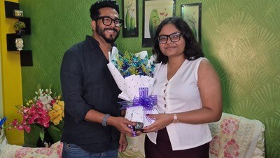 ISC-তে দেশে প্রথম ব্যারাকপুরের কন্যে, ‘বামপন্থী’ অনুষ্কার দুয়ারে হাজির TMC-র রাজ