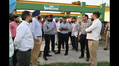 ADC Amit Bamby, SDM Jasleen Bhullar, joint commissioners Vineet Kumar and Amanpreet Singh were among those during the meeting. (HT Photo)