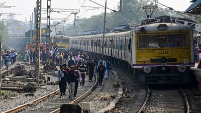 হাওড়া ও শিয়ালদায় ৫১টি ট্রেন লোকাল ট্রেন বাতিল করে দেওয়া হল। (ছবিটি প্রতীকী, সৌজন্যে পিটিআই) হাওড়া ও শিয়ালদায় ৫১টি ট্রেন লোকাল ট্রেন বাতিল করে দেওয়া হল। (ছবিটি প্রতীকী, সৌজন্যে পিটিআই)