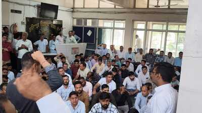 The employees of the board of school education, Haryana, in Bhiwani staging a protest on Thursday. (HT) The employees of the board of school education, Haryana, in Bhiwani staging a protest on Thursday. (HT)