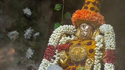 <p>ఉత్సవాల్లో మొదటి రోజైన గురువారం ఉదయం సుప్రభాత సేవతో అమ్మవారిని మేల్కొలిపి, సహస్రనామార్చన నిర్వహించారు. మధ్యాహ్నం 2 గంటలకు అమ్మవారి ఉత్సవ మూర్తులను ఆలయం నుంచి ఊరేగింపుగా ‘శుక్రవారపు తోట’కు తీసుకువచ్చారు. మధ్యాహ్నం 2.30 గంటల నుండి అమ్మవారికి వైభవంగా స్నపన తిరుమంజనం నిర్వహించారు. పసుపు, కుంకుమ, పాలు, పెరుగు, తేనె, చందనం, కొబ్బరినీళ్లతో అమ్మవారికి విశేష అభిషేకాలు చేశారు. అనంతరం రాత్రి మాడ వీధుల్లో అమ్మవారు భక్తులకు దర్శనమిచ్చారు.</p><p> </p> <p>ఉత్సవాల్లో మొదటి రోజైన గురువారం ఉదయం సుప్రభాత సేవతో అమ్మవారిని మేల్కొలిపి, సహస్రనామార్చన నిర్వహించారు. మధ్యాహ్నం 2 గంటలకు అమ్మవారి ఉత్సవ మూర్తులను ఆలయం నుంచి ఊరేగింపుగా ‘శుక్రవారపు తోట’కు తీసుకువచ్చారు. మధ్యాహ్నం 2.30 గంటల నుండి అమ్మవారికి వైభవంగా స్నపన తిరుమంజనం నిర్వహించారు. పసుపు, కుంకుమ, పాలు, పెరుగు, తేనె, చందనం, కొబ్బరినీళ్లతో అమ్మవారికి విశేష అభిషేకాలు చేశారు. అనంతరం రాత్రి మాడ వీధుల్లో అమ్మవారు భక్తులకు దర్శనమిచ్చారు.</p><p> </p>