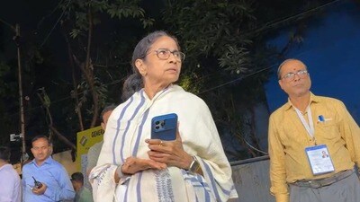 শাখাওয়াত মেমোরিয়ালের স্ট্রংরুমের বাইরে মমতা। শাখাওয়াত মেমোরিয়ালের স্ট্রংরুমের বাইরে মমতা।