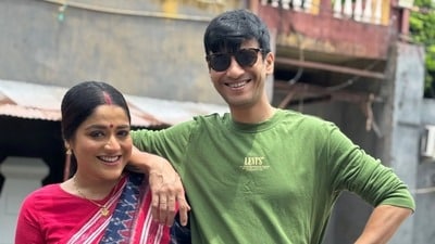 সুদীপকে সামলে মুহূর্তে বাঁচার চেষ্টা অনিন্দিতার