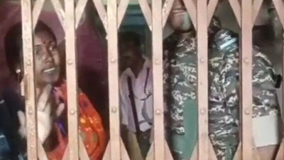 তৃণমূলের হুমকির জেরে বুথে আটকে পড়েন এজেন্টরা, তাদের বের করে আনেন বিজেপি প্রার্থী কলিতা তৃণমূলের হুমকির জেরে বুথে আটকে পড়েন এজেন্টরা, তাদের বের করে আনেন বিজেপি প্রার্থী কলিতা