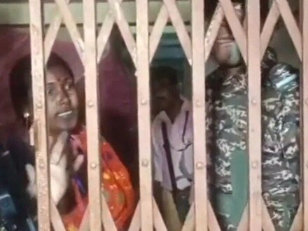 তৃণমূলের হুমকির জেরে বুথে আটকে পড়েন এজেন্টরা, তাদের বের করে আনেন বিজেপি প্রার্থী কলিতা