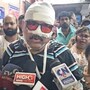হামলার ঘটনায় জখম হয়েছেন ১২৯ নম্বর ওয়ার্ডের প্রাক্তন কাউন্সিলর ও রাজ্য তৃণমূল কংগ্রেসের সাংগঠনিক সম্পাদক অঞ্জন দাস