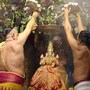<p>ఈ అలంకరణ కోసం 300 కేజీల వట్టివేరు, 500 కేజీల సంప్రదాయ పుష్పాలను వినియోగించారు. 15 వేల కట్ ఫ్లవర్స్ తో పాటు వివిధ రకాల పండ్లతో తోటను సుందరంగా తీర్చిదిద్దారు. ఆవు, దూడ, కోతి, నెమలి, హంసల రూపాలు ప్రత్యేక ఆకర్షణగా నిలిచాయి. బెంగళూరు, హైదరాబాద్ నిపుణులు ఈ అలంకరణలో పాలుపంచుకున్నారు.</p>
