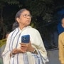  শাখাওয়াত মেমোরিয়ালের স্ট্রংরুমের বাইরে মমতা।