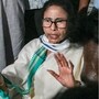বৃষ্টির মধ্যেই শাখাওয়াত মেমোরিয়াল স্কুলে পৌঁছালেন মমতা বন্দ্যোপাধ্যায়। নেতাজি ইন্ডোরে তুমুল ঝামেলা। (বাঁ-দিকের ছবি তৃণমূল সূত্রে প্রাপ্ত, ডানদিকের ছবিটি ফাইল)