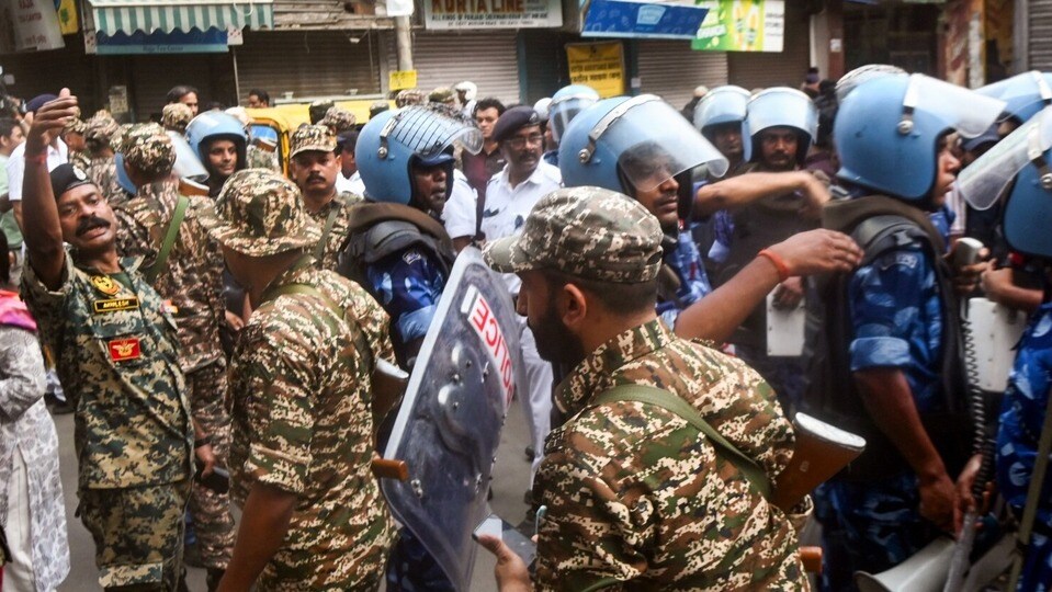 Kolkata, Apr 29 (ANI): CAPF personnel and police disperse a mob at Ward No. 77 under Bhabanipur Assembly constituency during the second phase of the West Bengal Assembly elections, in Kolkata on Wednesday. (ANI Photo) (Saikat paul)