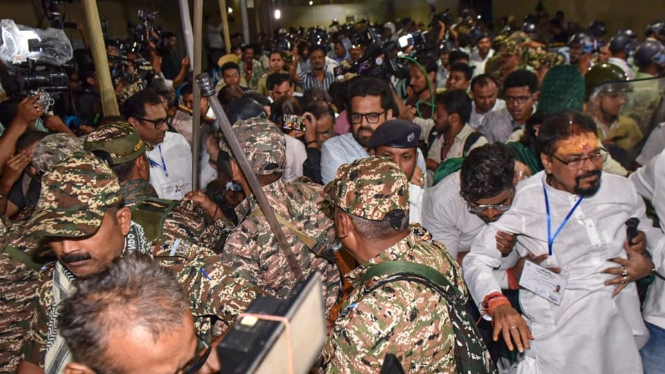 ক্ষুদিরাম অনুশীলন কেন্দ্রে বাইরে তৃণমূল নেতাদের ধস্তাধস্তি। (ছবি সৌজন্যে পিটিআই)