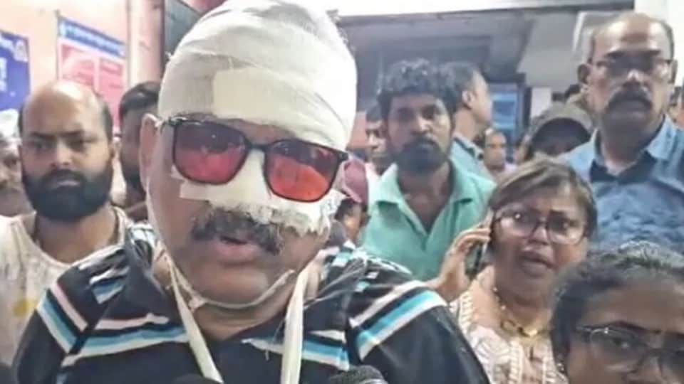 হামলার ঘটনায় জখম হয়েছেন ১২৯ নম্বর ওয়ার্ডের প্রাক্তন কাউন্সিলর ও রাজ্য তৃণমূল কংগ্রেসের সাংগঠনিক সম্পাদক অঞ্জন দাস