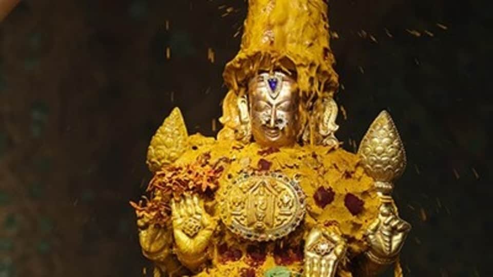 <p>మేషరాశిలో సూర్యుడు ప్రకాశవంతంగా ఉండే ఈ సమయంలో అమ్మవారికి జరిగే ఈ అభిషేక సేవలను చూడటం భక్తులు అదృష్టంగా భావిస్తారు.</p>