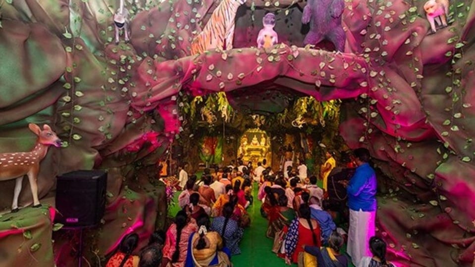 <p>బంగారు రథంపై అధిష్టించిన అమ్మవారిని దర్శించుకోవడానికి భారీగా భక్తులు తరలివచ్చే అవకాశం ఉండటంతో టీటీడీ అధికారులు ముందస్తు ఏర్పాట్లు చేశారు.</p>