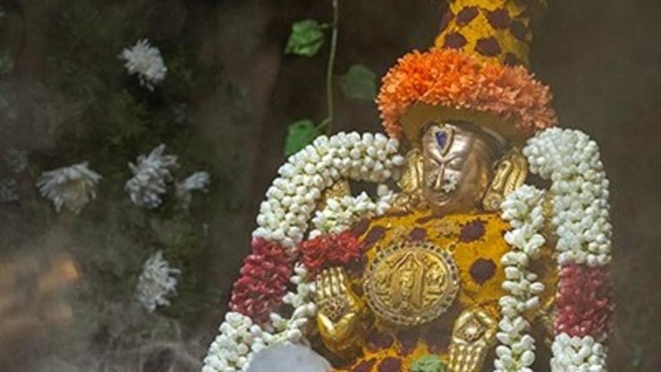 <p>ఉత్సవాల్లో మొదటి రోజైన గురువారం ఉదయం సుప్రభాత సేవతో అమ్మవారిని మేల్కొలిపి, సహస్రనామార్చన నిర్వహించారు. మధ్యాహ్నం 2 గంటలకు అమ్మవారి ఉత్సవ మూర్తులను ఆలయం నుంచి ఊరేగింపుగా ‘శుక్రవారపు తోట’కు తీసుకువచ్చారు. మధ్యాహ్నం 2.30 గంటల నుండి అమ్మవారికి వైభవంగా స్నపన తిరుమంజనం నిర్వహించారు. పసుపు, కుంకుమ, పాలు, పెరుగు, తేనె, చందనం, కొబ్బరినీళ్లతో అమ్మవారికి విశేష అభిషేకాలు చేశారు. అనంతరం రాత్రి మాడ వీధుల్లో అమ్మవారు భక్తులకు దర్శనమిచ్చారు.</p><p> </p>