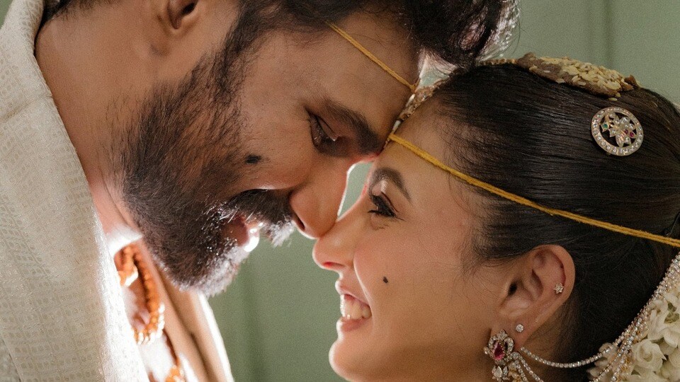 <p>Bellamkonda Srinivas Wedding: ప్రస్తుతం శ్రీనివాస్ పెళ్లికి సంబంధించిన ఫొటోలు వైరల్ అవుతున్నాయి.</p>