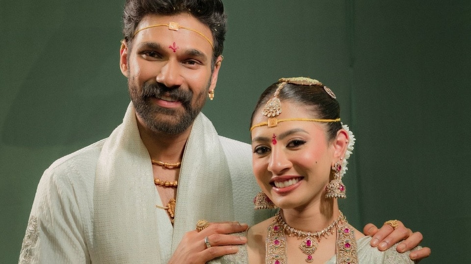 <p>Bellamkonda Srinivas Wedding: పెళ్లిలో ఈ వధూవరులు చాలా ఆనందంగా, ఉత్సాహంగా కనిపించారు.</p>