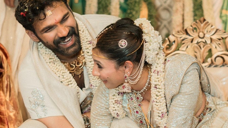 <p>Bellamkonda Srinivas Wedding: బెల్లంకొండ శ్రీనివాస్ హైదరాబాద్ లో తన పెళ్లి విందు ఏర్పాటు చేశాడు.</p>