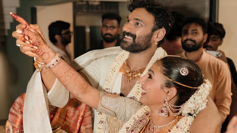 <p>Bellamkonda Srinivas Wedding: తిరుమలలో సన్నిహితుల సమక్షంలో జరిగిన వీళ్ల పెళ్లి వేడుకకు సంబంధించిన ఫొటోలను బెల్లంకొండ షేర్ చేశాడు. బెల్లం గారి పెళ్లాం అంటూ సరదాగా ఓ క్యాప్షన్ తో తన ఇన్‌స్టా స్టోరీస్ లో ఓ పోస్ట్ చేయడం విశేషం.</p>