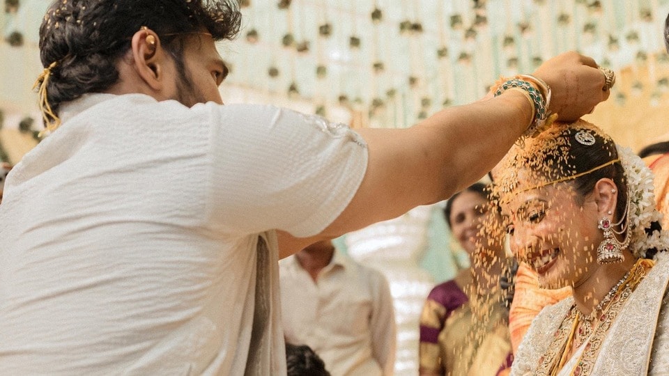 <p>Bellamkonda Srinivas Wedding: అతడు కావ్య అనే అమ్మాయి మెడలో మూడు ముళ్లూ వేశాడు.</p>