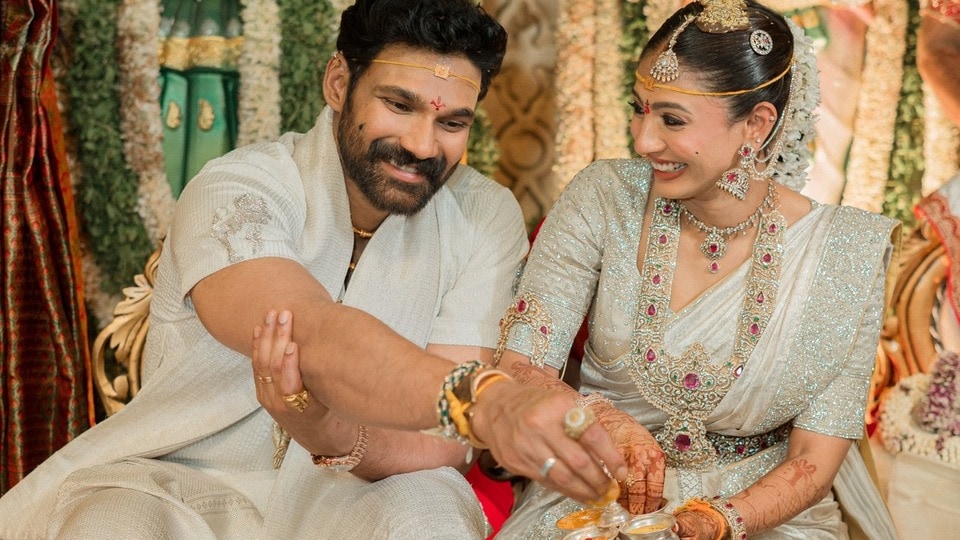 <p>Bellamkonda Srinivas Wedding: టాలీవుడ్ యువ హీరో బెల్లంకొండ సాయి శ్రీనివాస్ పెళ్లి బుధవారం (ఏప్రిల్ 29) రాత్రి తిరుమలలో ఘనంగా జరిగింది.</p>