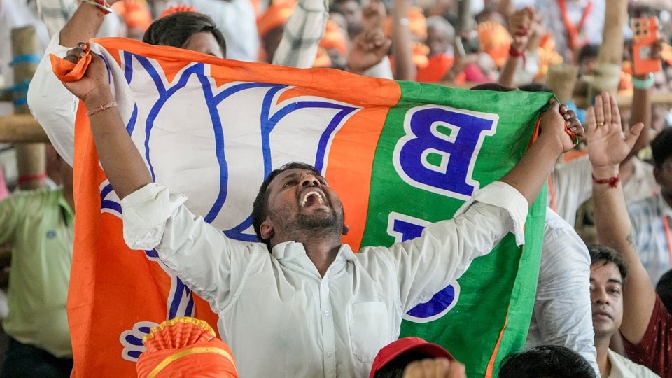 একটি বাদে বাকি সব সমীক্ষাতেই এগিয়ে বিজেপি, তবে দলেরই নেতা মনে করালেন একুশ