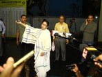 తన నియోజకవర్గంలోని ఒక కౌంటింగ్ సెంటర్ వద్ద మమతా బెనర్జీ(PTI)