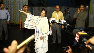 తన నియోజకవర్గంలోని ఒక కౌంటింగ్ సెంటర్ వద్ద మమతా బెనర్జీ (PTI) తన నియోజకవర్గంలోని ఒక కౌంటింగ్ సెంటర్ వద్ద మమతా బెనర్జీ (PTI)